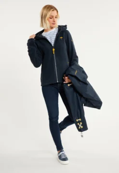 Schmuddelwedda AltiplanoParkaDunkelmarine Marine Donna Cappotti WD221U0MV-K13 -Schmuddelwedda 323c058b54a948ceb91dc9657e98f76c scaled