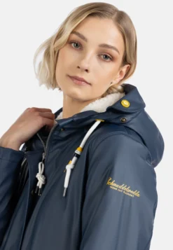 Schmuddelwedda Regenmantel Mit Webpelzfutter In Teddyoptik Kilata - Parka - Marine -Schmuddelwedda 7b702b8196e84dbd8a640c51f2a69188 scaled