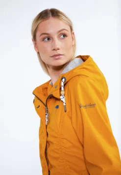 Schmuddelwedda RegenParkaCurry Donna Cappotti WD221U0OJ-H12 -Schmuddelwedda 9787506c430649b3afee0630526954a7 scaled