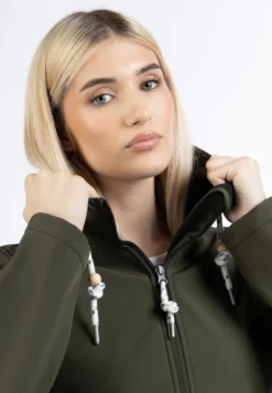 Schmuddelwedda ChanceryImpermeabileDunkeloliv Donna Giacche E Blazer WD221G05F-M11 -Schmuddelwedda a0d60a09151243d8a3f802e7c6b5c9a2 scaled