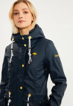 Schmuddelwedda AltiplanoParkaDunkelmarine Marine Donna Cappotti WD221U0MV-K13 -Schmuddelwedda a3c16a10590f4aca85dffbd8a363b6b6 scaled