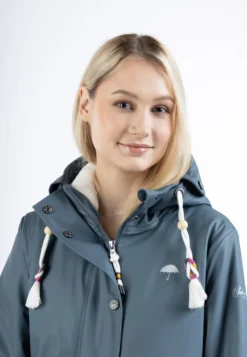 Schmuddelwedda Regenmantel Mit Webpelzfutter KeytiParkaBlau Grau Donna Giacche E Blazer WD221U0P7-K11 -Schmuddelwedda a93ec8a6c6cf4a148fb71a5ecf1dd456 scaled