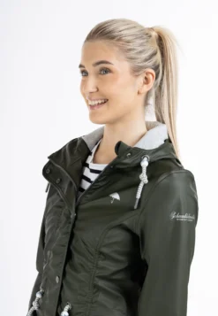 Schmuddelwedda RegenParkaDark Olive Donna Giacche E Blazer WD221U0OJ-M12 -Schmuddelwedda f6aa4d6dc10f4f06b380943d62cbb893 scaled